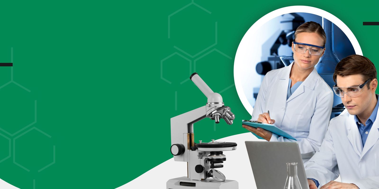Personal del Laboratorio Clínico Metrolab realizando análisis de laboratorio con microscopio en San Salvador